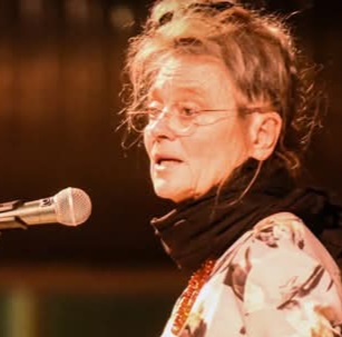 Lærke Grandjean ved en mikrofon